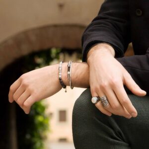 Anelli e braccialetti indossati della collezione Cavaliere