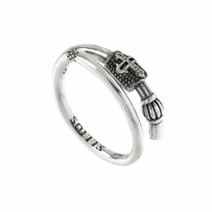 Anello in argento con elmo discreto