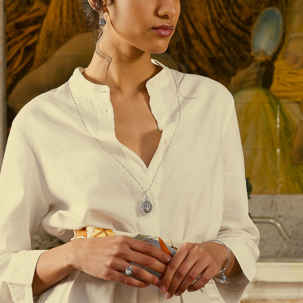 Indossato anello minimal e collana cupola San Pietro Roma Indossato anello minimal e collana cupola San Pietro Roma