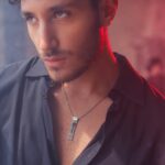 collana vulcano uomo indossato