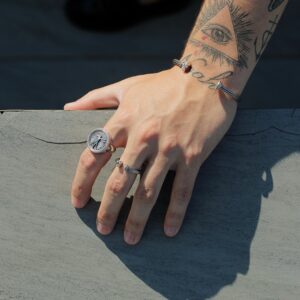anello colonna uomo indossato