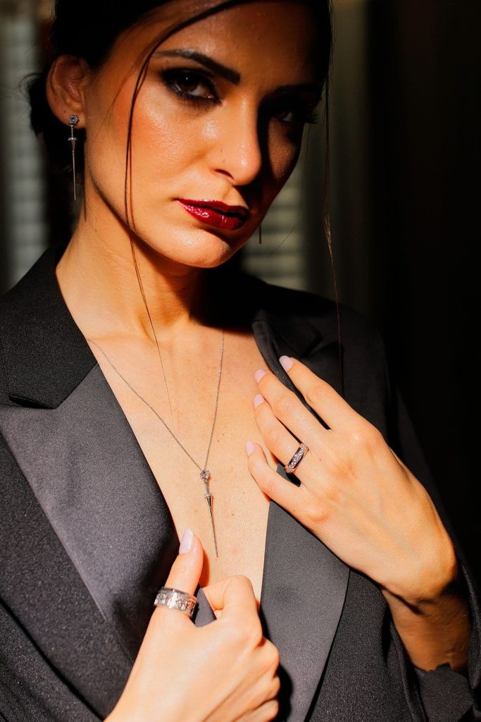 Gioielli collezione cavaliere indossati da modella
