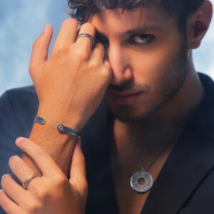 collezione era parure uomo indossata gioielli argento ellius
