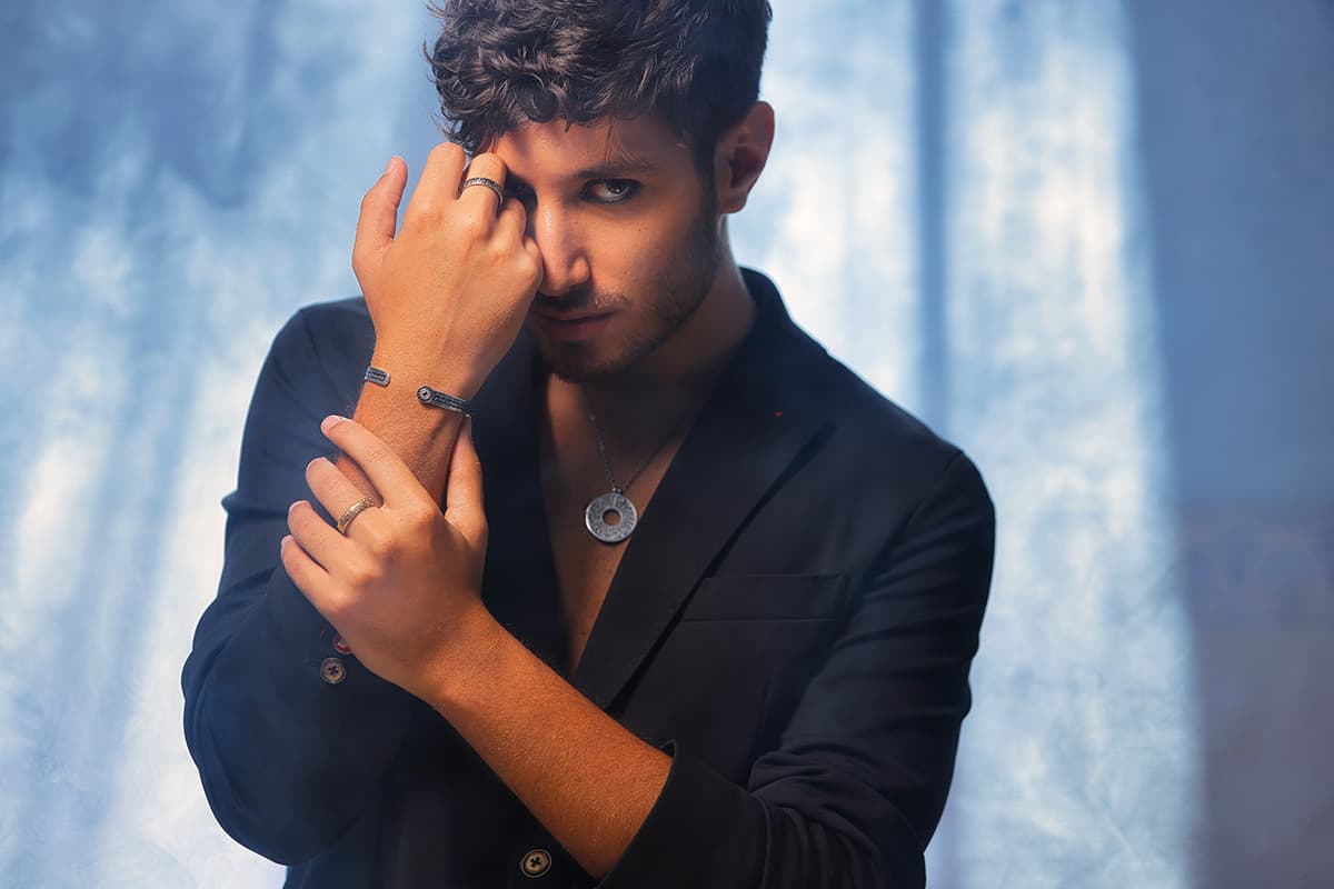 Anello, bracciale e collana della Collezione Era da uomo indossata