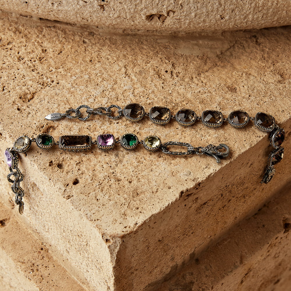 Bracciale voluta ed estasi foto ambientata collezione seicento Bracciale voluta ed estasi foto ambientata collezione seicento