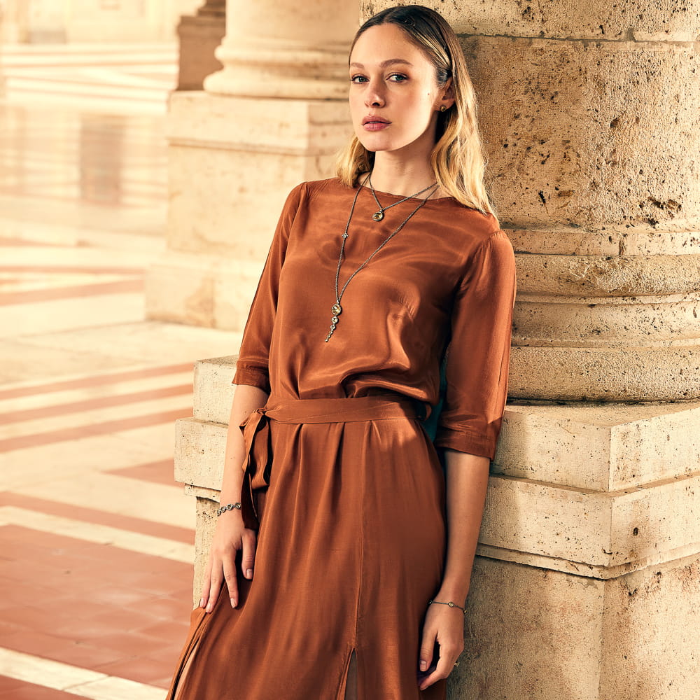 Collana indossata agnese pietra gialla collezione seicento Collana indossata agnese pietra gialla collezione seicento