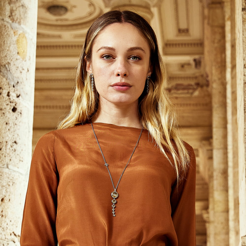 Indossato orecchini e collana agnese pietre gialle Indossato orecchini e collana agnese pietre gialle