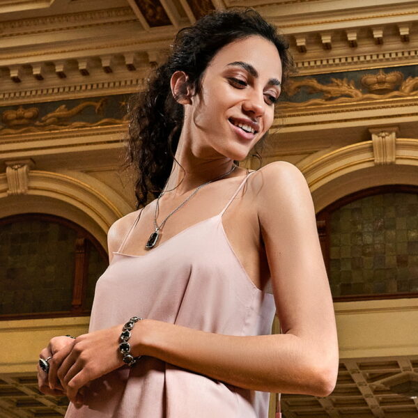 Collana voluta grande pietra fume indossata